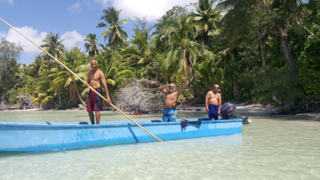 Molukken - Met neven op "Limiang Beach" Desa Namtabung, Tanimbar Indonesia