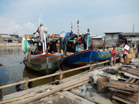 Semarang - Kinderen spelen in de haven van Tambak Lorok, Semarang