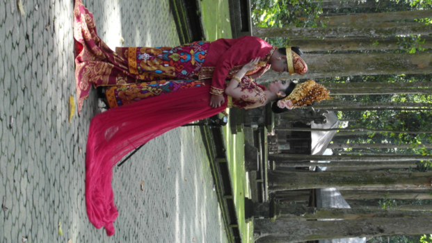 Ubud - kom je zo maar een bruidspaar tegen in monky forrest !!!