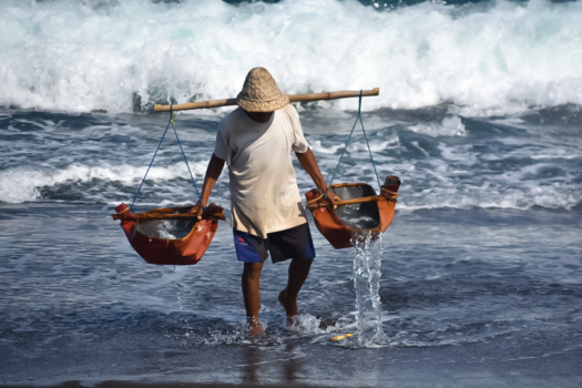 Bali - Water uit de zee dragen