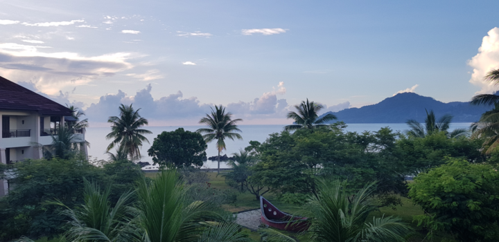 Ambon - Het dorp Hutumuri (rechts) vanuit Natsepa Resort, Ambon