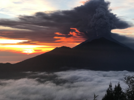 Gunung Agung - Zonsopkomst uitkijkend op de actieve vulkaan Mount Agung