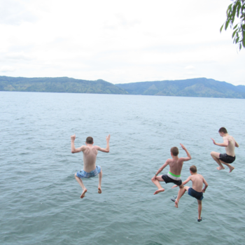 Sumatra - Gebroederlijke jump in het Tobameer