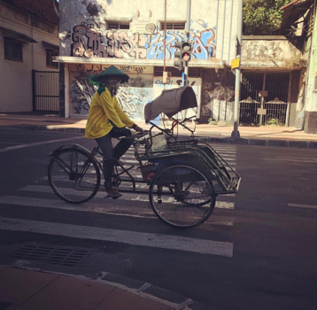 Surabaya - De bekende ‘betjaks’ in een oude wijk van Surabaya