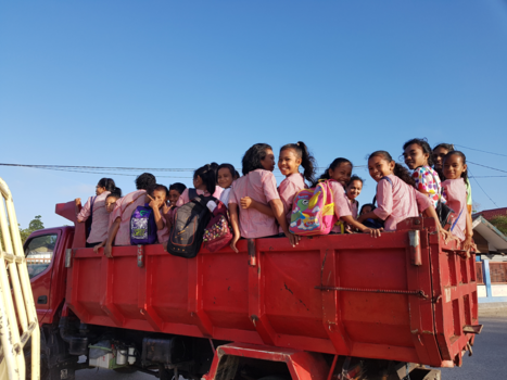 Ceram - Vrachtwagen met schoolkinderen, Ceram