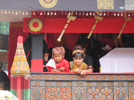 Sulawesi - Ttraditioneel geklede Toraja kinderen bij een begrafenis