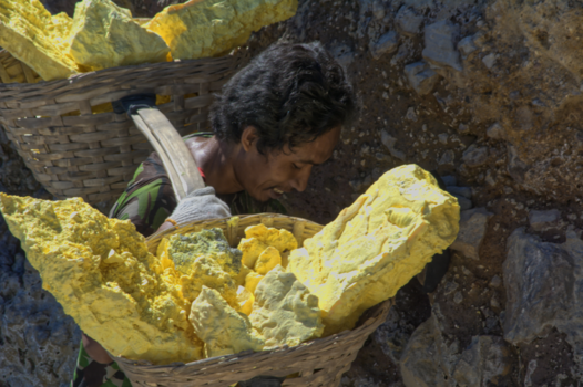 Java - Zwavel (90kg) uit de Ijen vulkaan sjouwen.