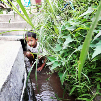 Rondreis Bali - Young boy playing