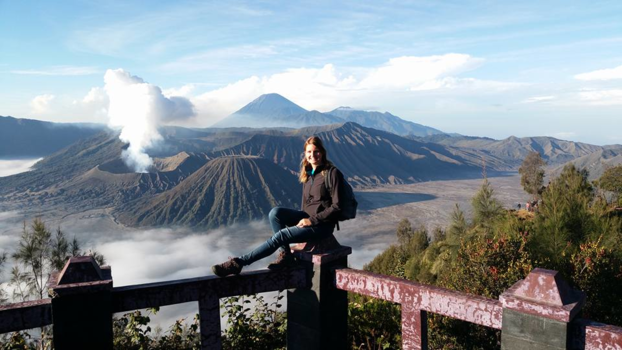 Java - Uitzicht op de Bromo vulkaan in Java- Indonesië    (doodeng, afgrond achter me)
