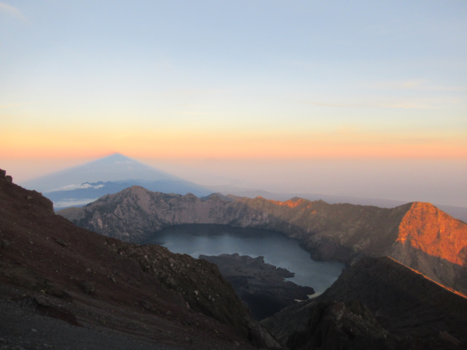 Lombok - Rinjani vulkaan bij zonsopkomst