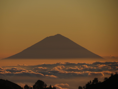 Rondreis Sulawesi - De Gunung Agung op Bali  in de wolken, gezien vanaf de Mount Rinjani op lombok.