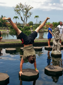 Bali - 'Kijk eens wat ik kan?';  gezien in het waterpaleis Tirta Gangga