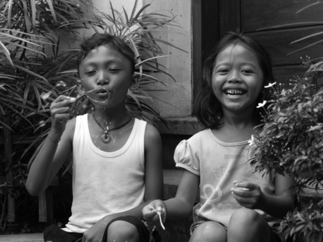Ubud - Kinderen in armoede vermaken zich met zelfgemaakte bellenblaas