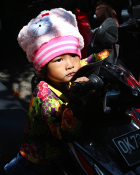 Bali - Kind op scooter in Lovina, Bali
