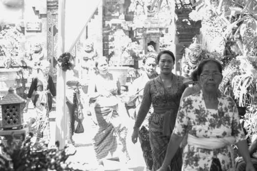 Bali - Komen uit het (zon)licht. Bij een hindoeistisch tirueel.