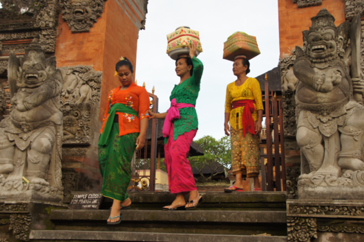 Bali - Mooie dames bij de tempel