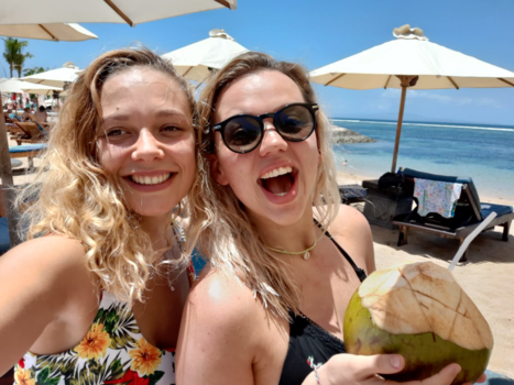 Bali - Super blij en gelukkig onze eerste dag op het strand met een kokosnoot!!!!