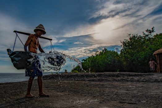 Bali - Traditionele zout maker op Kusamba strand Bali