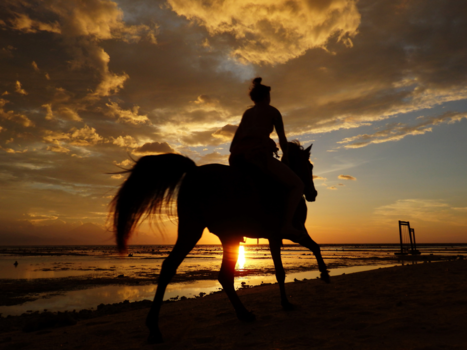 Gili-eilanden - Paardrijden over het strand bij zonsondergang