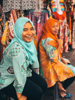 Java - Stralende dames op de markt in Yogyakarta