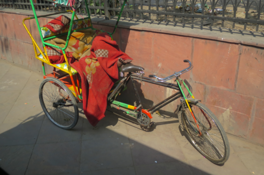 Rondreis Indonesië in vier weken - Even pauze liggend in je eigen riksja in New Delhli.