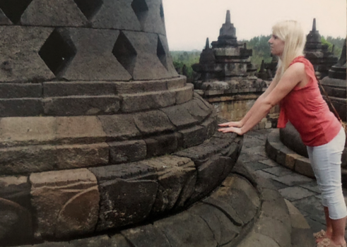 Borobudur - Borobudur ritueel: Handen op de lotusbloemen, kijken naar Boeddha om een wens te doen