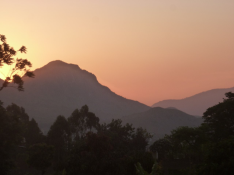 Equator Monument - afrikaanse zonsondergang