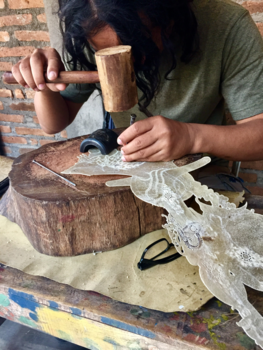 Yogyakarta - Bobby aan het werk aan een Wayang pop.