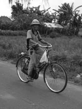 Bali - Fietsende Balinees