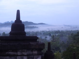 Borobudur - Ochtendnevel in omringende bossen