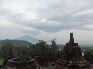 Borobudur - Boeddhabeeld en uitzicht op vulkaan