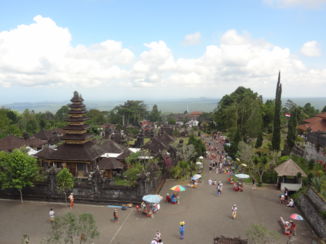 Pura Besakih - Uitzicht vanaf de grote trap