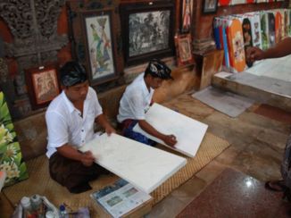Ubud - Het schilderen van een schilderij in een van de galeries.