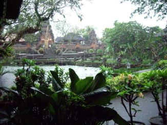 Ubud - Tempel in de achtertuin van Restaurant Lotus