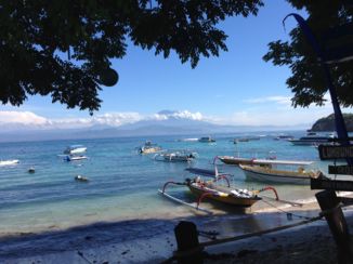 Sanur - Vanuit Sanur met bootje naar Lembongan island uitzicht op Bali met de Gunung Agung