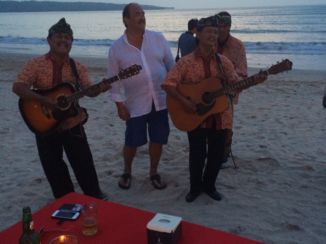 Sanur - Vanuit Sanur naar het strand van Jimbaran heerlijk   Isrestaurants op het strand eten met live muziek