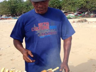 Sanur - Op het strand geroosterde mais kolf met boter honing sambal
