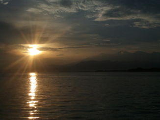 Gili-eilanden - Sunrise from Gili Air with Lombok on background 2015