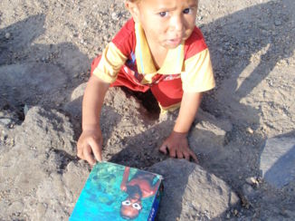 Flores - Jongetje in een dorpje van Flores