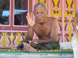 Kleine Soenda-eilanden - Man in een traditioneel vissersdorp.