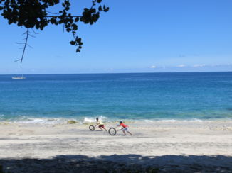 Kleine Soenda-eilanden - Spelende kinderen op het strand.
