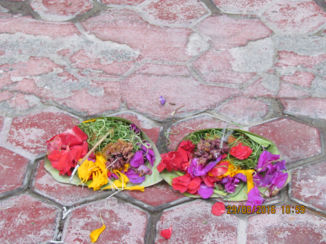 Indonesie - heel  de dag door mandjes met offers