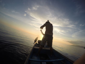 Indonesie - Vissen met onze host, Pulau Hatta, Banda Eilanden.