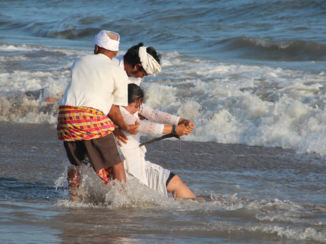 Bali - In trance tijdens ceremonie in Canggu