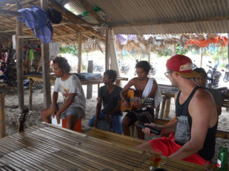 Indonesie - Muziek maken met locals op Lombok