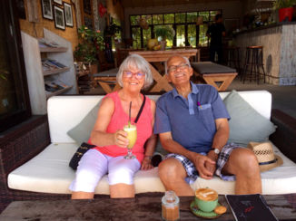 Indonesie - Even uitrusten na een stranwandeling