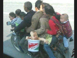 Indonesie - Met de hele familie even boodschappen doen.