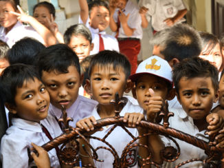 Singaraja - Kinderen bij een school in Singaraja