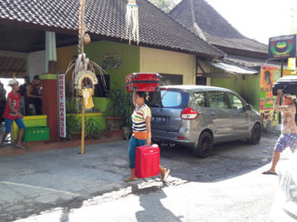 Indonesie - Koffers worden voor je gedragen