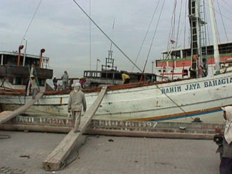 Indonesie - De oude houthaven in Jakarta.